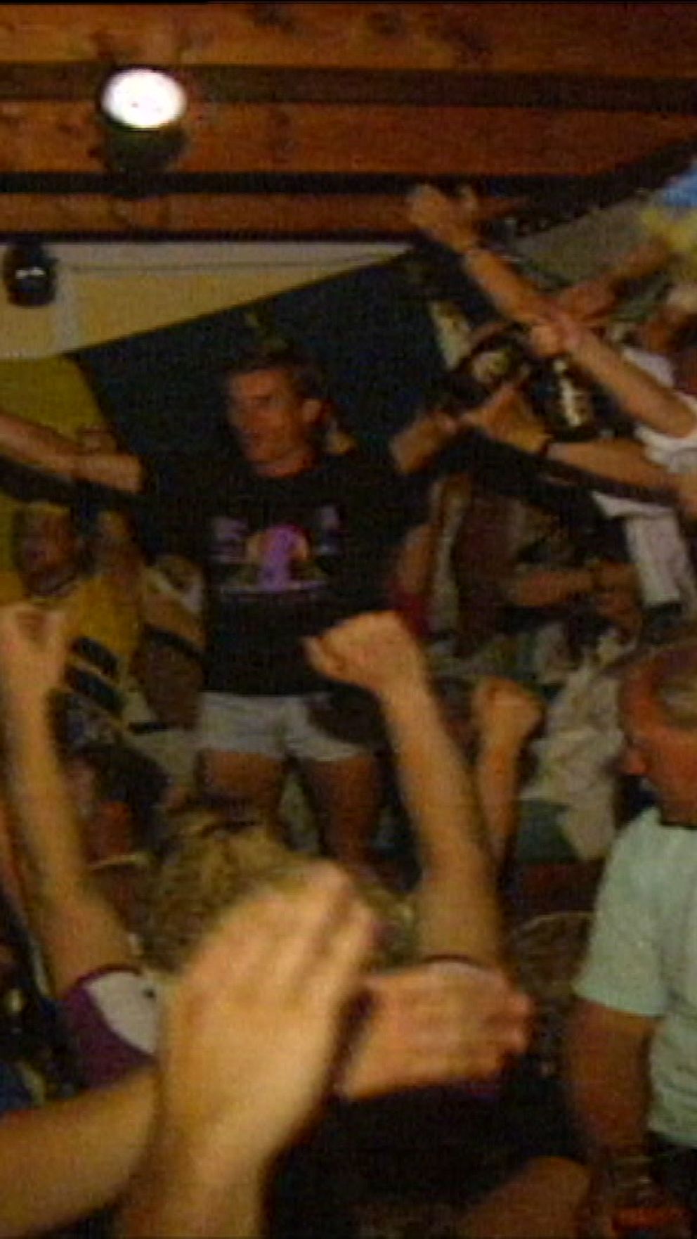 Jubelande VM-fans i Jönköping viftar med svenska flaggor 1994