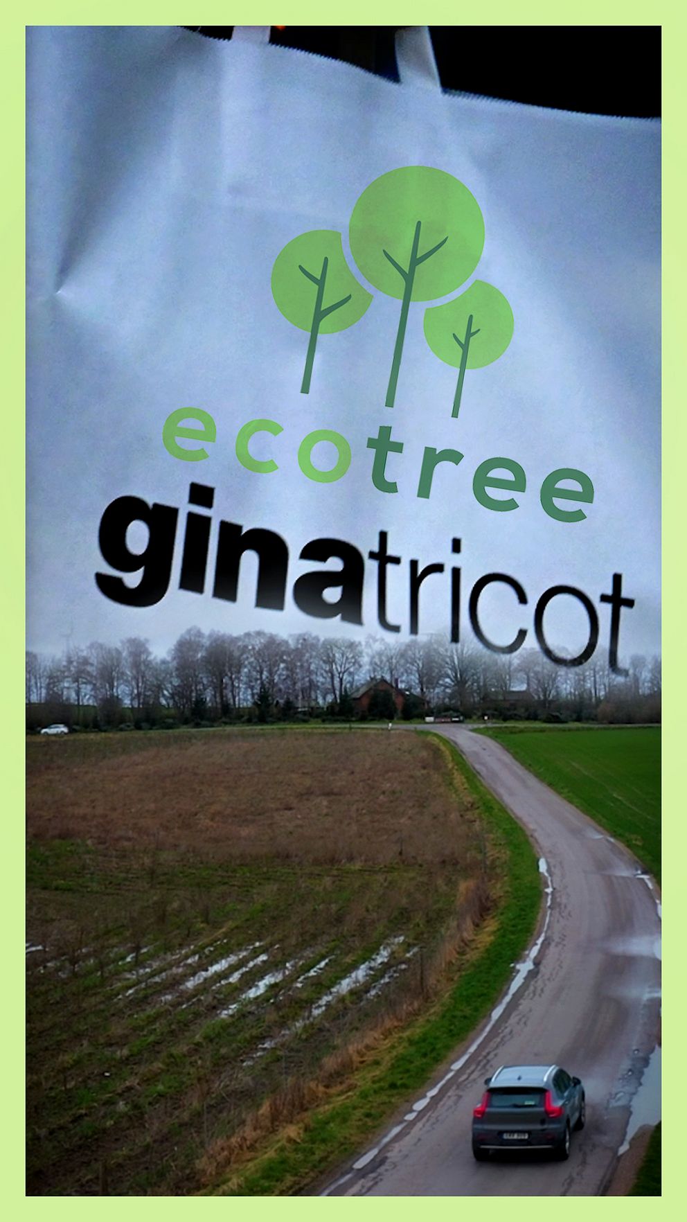 En bil som passerar ett fält, över loggor från Ecotree och Gina Tricot