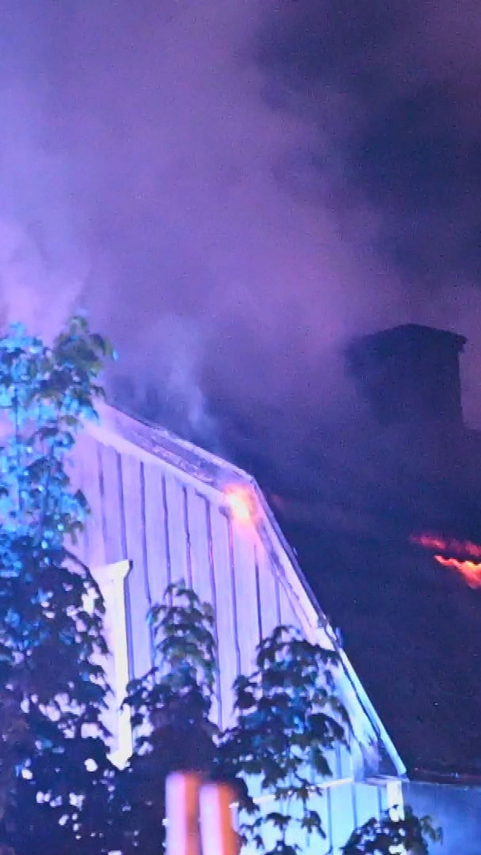 Räddningstjänsten släcker en villabrand i Skene med kraftig rökutveckling