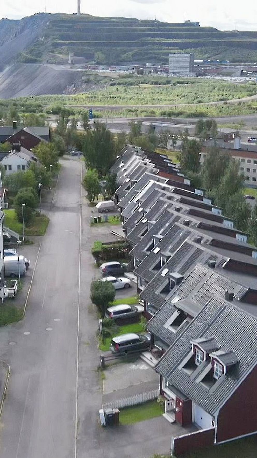 Vy över Kiruna med bostäder och gruvområdet i bakgrunden