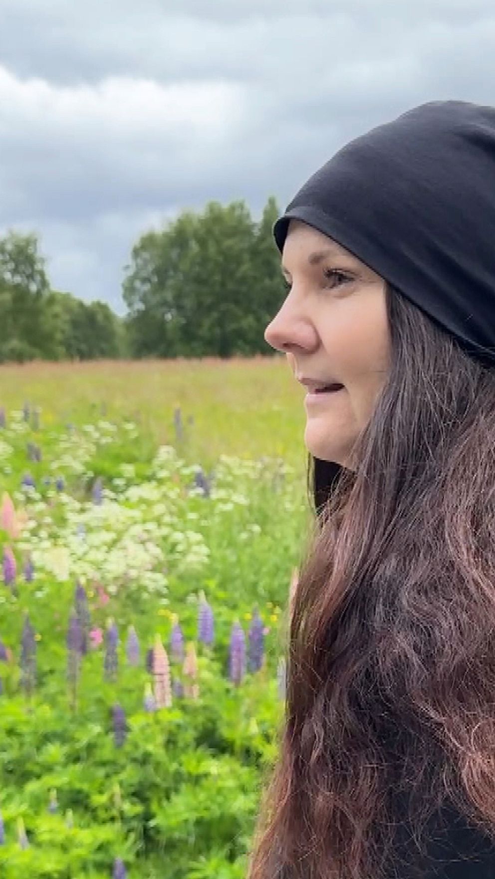 Erika Olofsson Gatenheim i ett fält av lila lupiner i Bratten utanför Lycksele