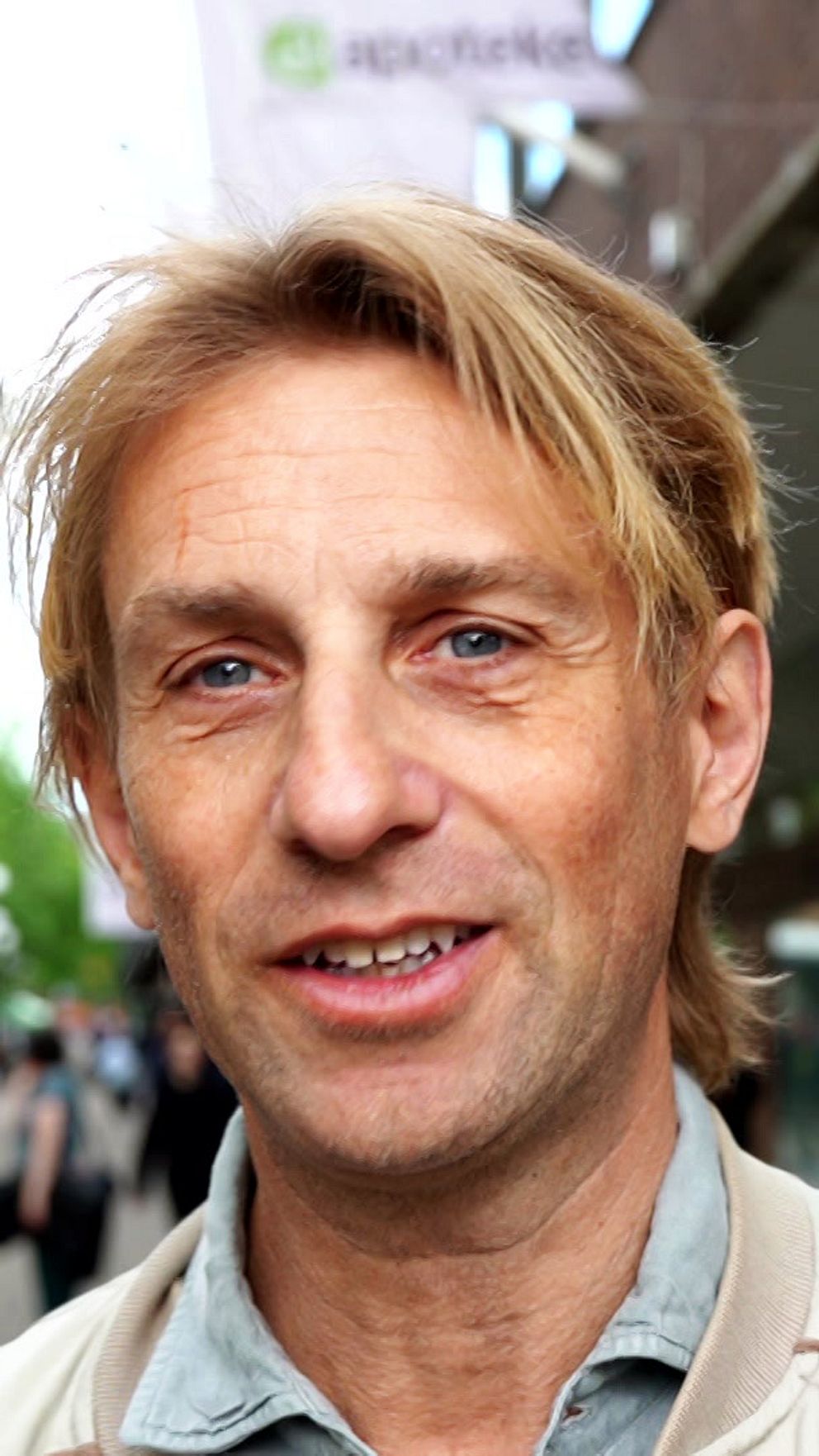 Psykiatrikern Anders Hansen utomhus i ett stadsmiljöklipp