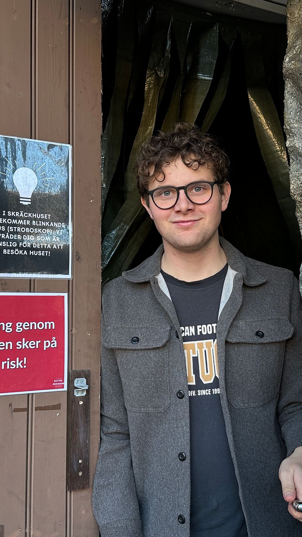Sixten Eriksson i dörröppningen till ett skräckhus i Forsa