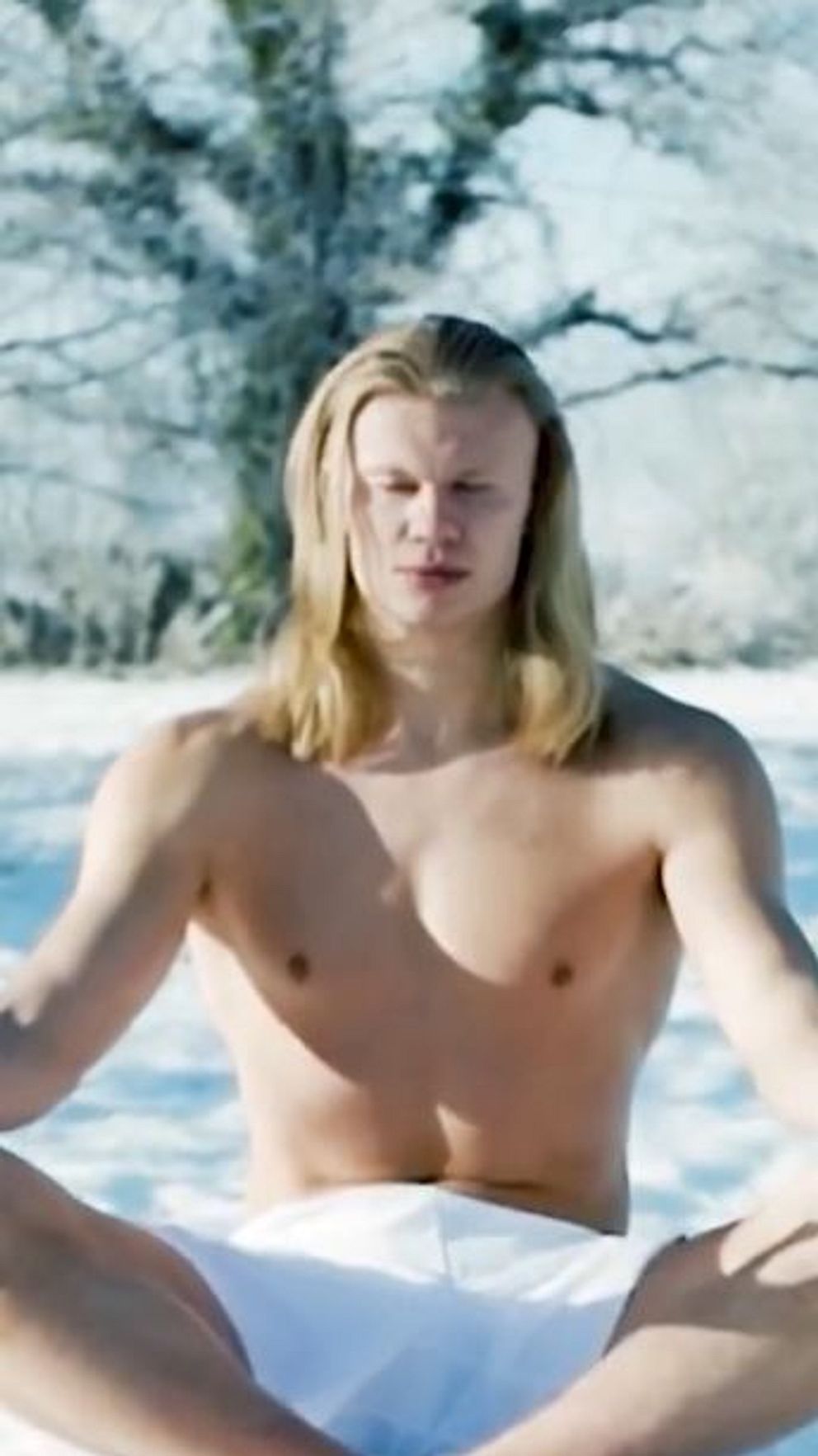 Erling Braut Haaland i mediterande position i snön.
