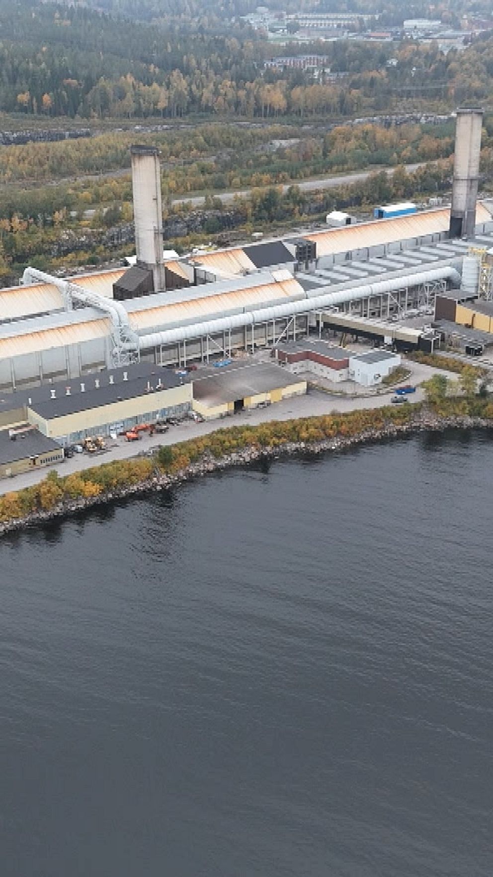 Flygbild över Kubals aluminiumfabrik i Sundsvall vid vattnet