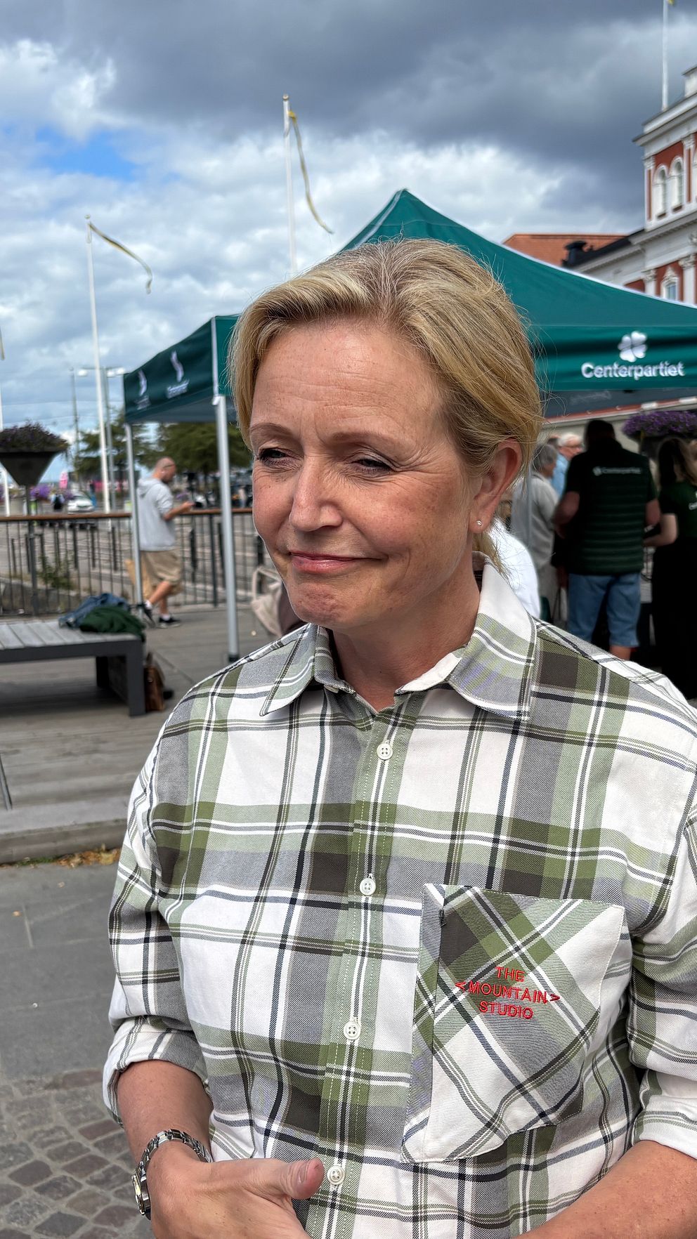 Elisabeth Thand Ringqvist i Jönköping vid ett torgmöte