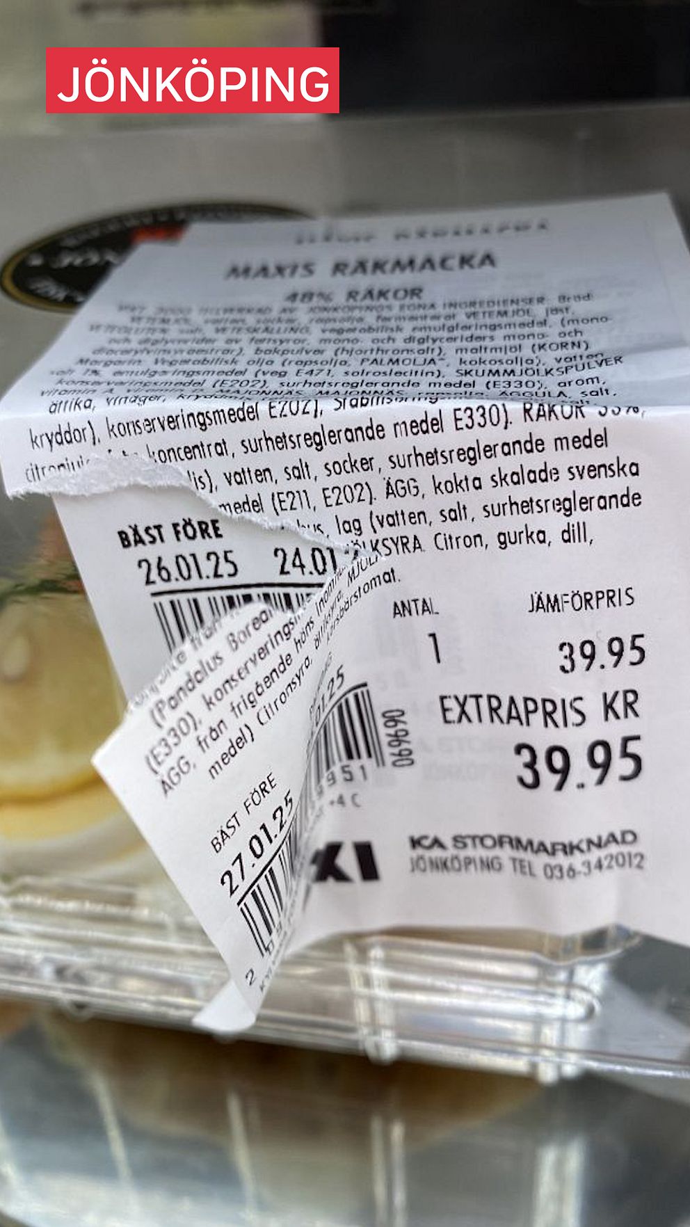 En närbild på förpackningen där en etikett med priset 39,95 kronor syns tydligt.
