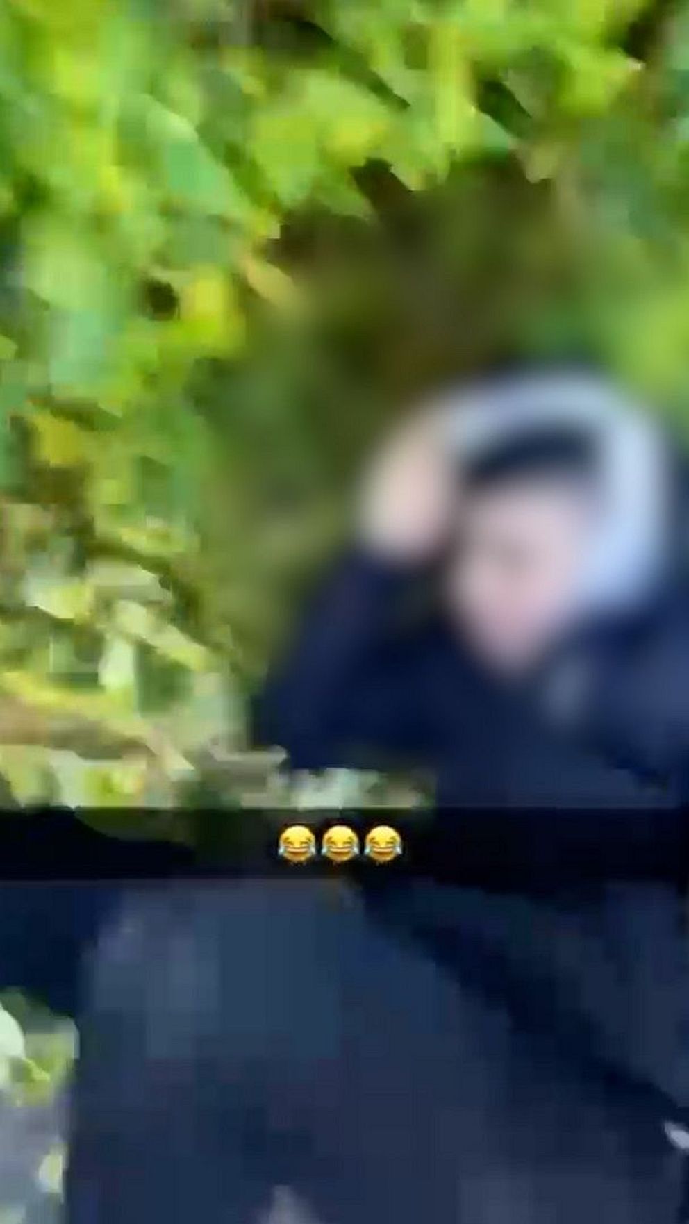 En delad bild med tre sektioner: den första visar en person i en svåridentifierbar position, den andra fokuserar på en otydlig bild av en annan person i en grön omgivning, och den tredje visar en person i rörelse på en väg med en annan person liggande på marken.