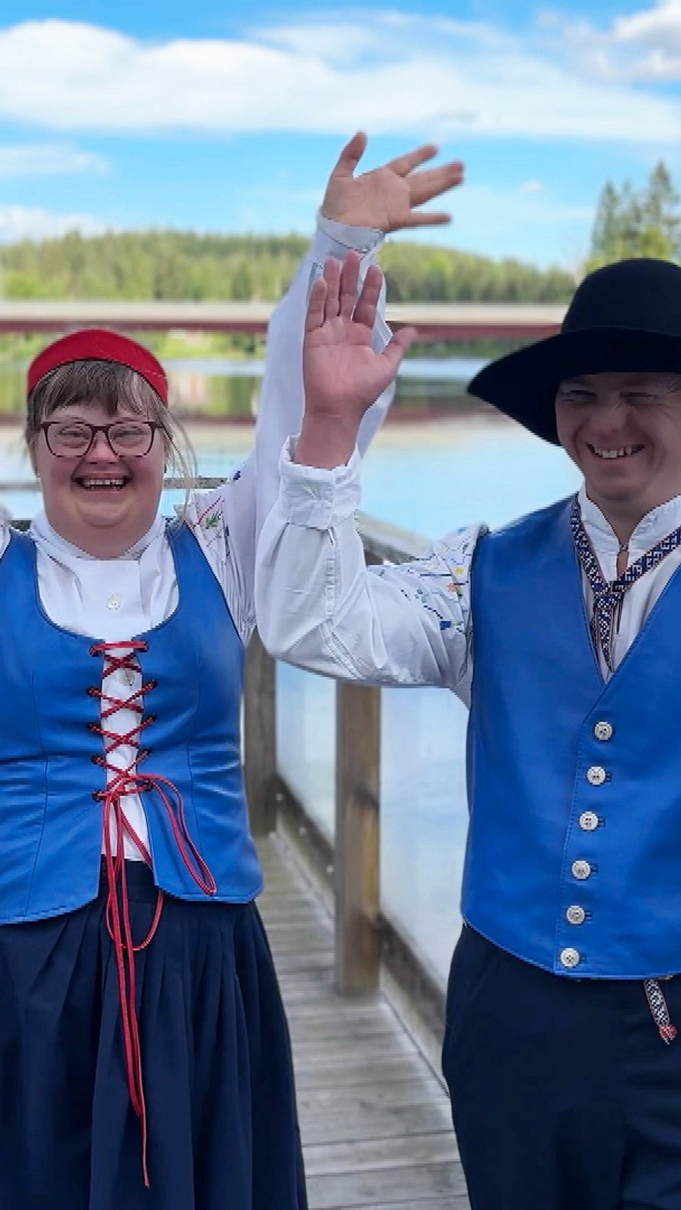 Kransparet Ellen Eriksson och Viktor Olsson visar sina dräkter vid Vansbrosimningen