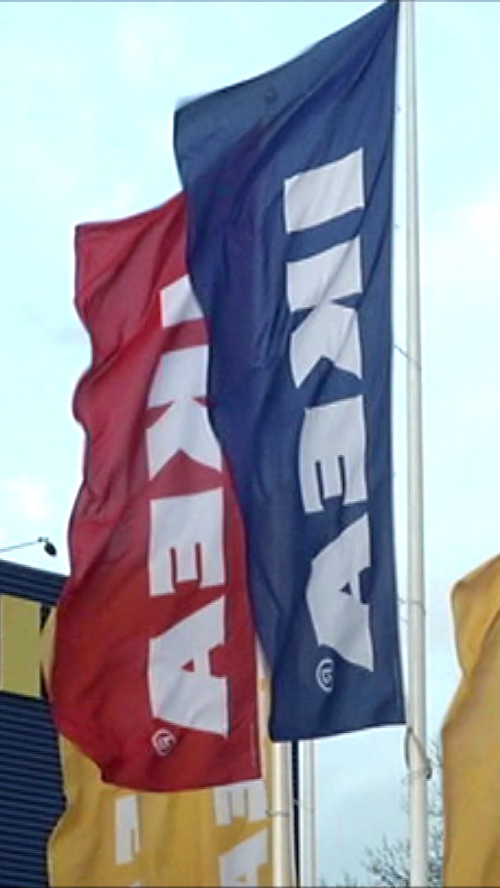 Ikea-flaggor utanför varuhus