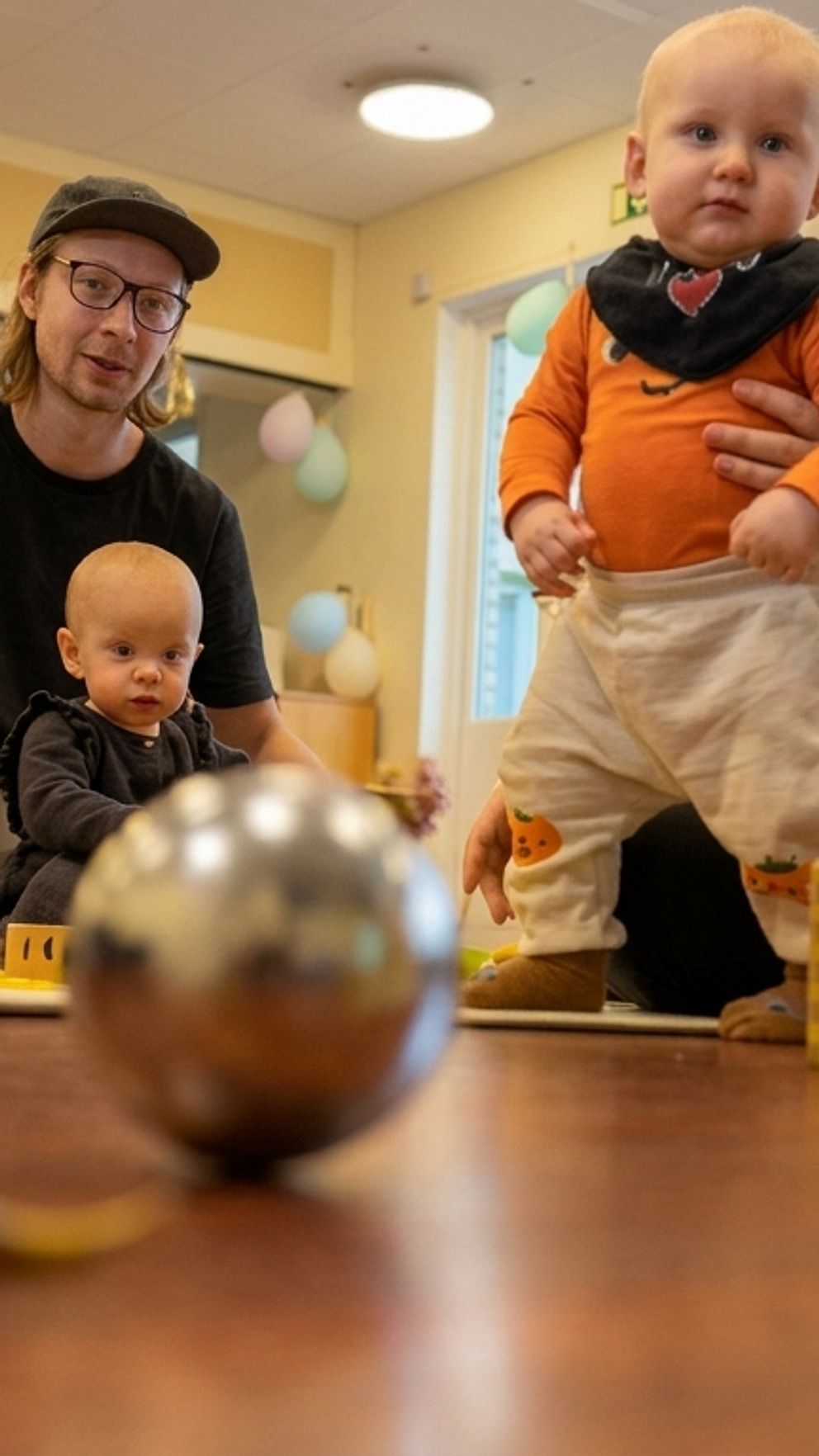 Familjecentralen Lyran i Hallstahammar med barn och föräldrar i lekrum