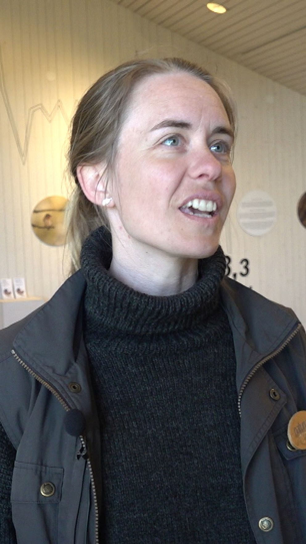 Ida Hansson visar runt i Naturums utställning om fåglar och klimatet