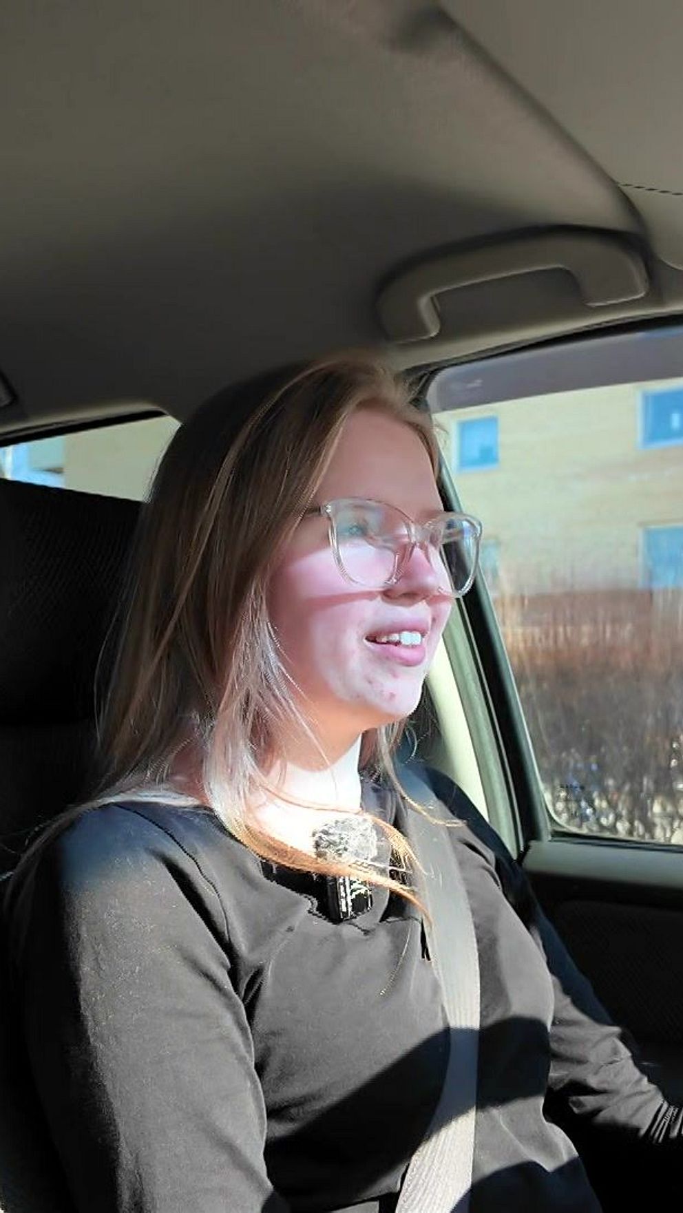 Se Lill Dunder, 16, när hon är ute och ”strögar” – och gör uppdrag för kommunen i sin epa. Foto: Stefan Brännström/SVT