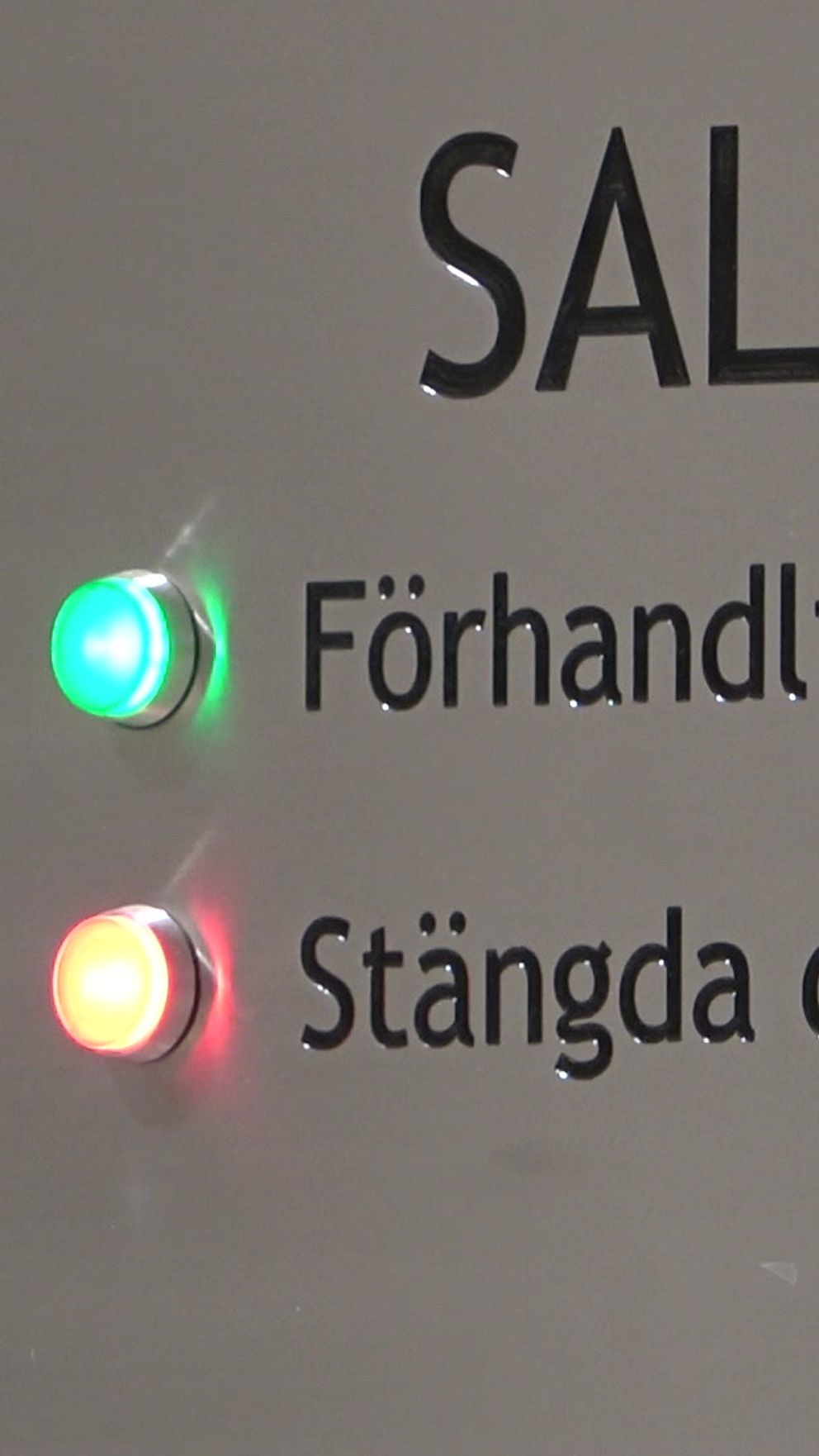 Skylt vid sal 2 visar att förhandling pågår bakom stängda dörrar