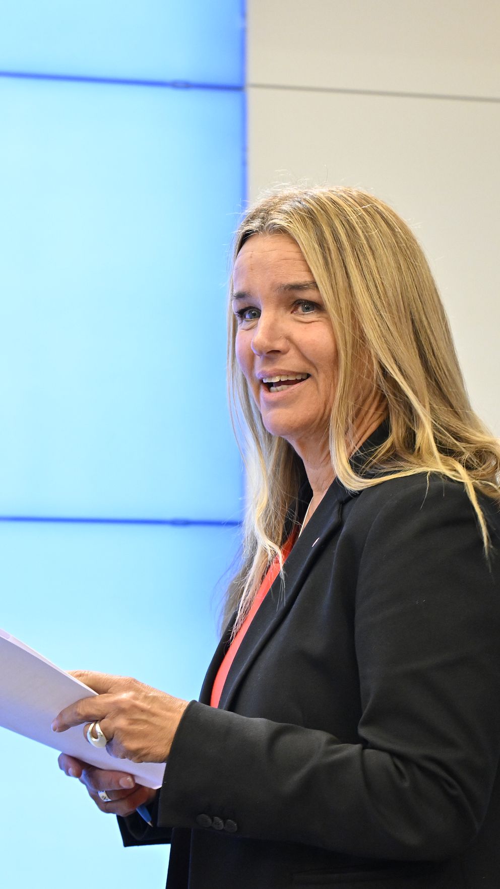 Anna-Caren Sätherberg talar i riksdagen med papper i handen