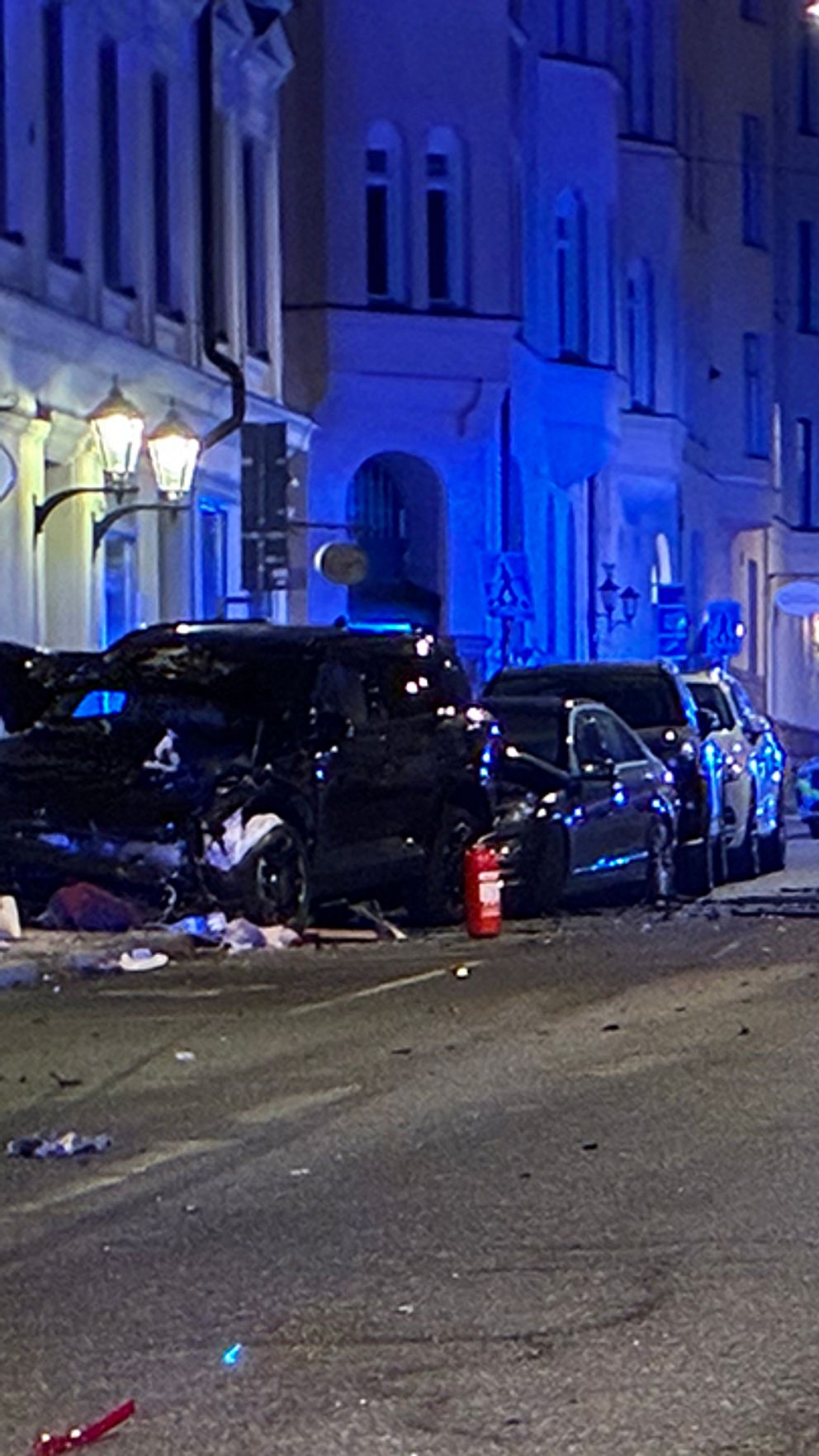 Omfattande skador på flera bilar efter trafikolycka på Östermalm.