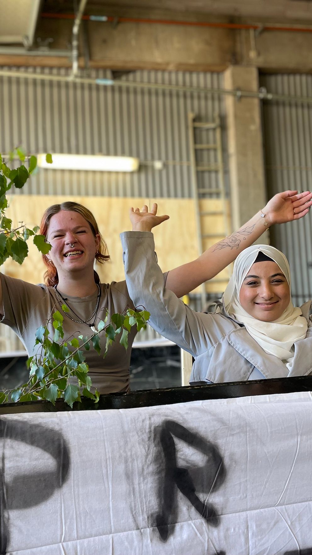 Tindra Ödman och Sedraa Alaboud firar studenten på ett flak