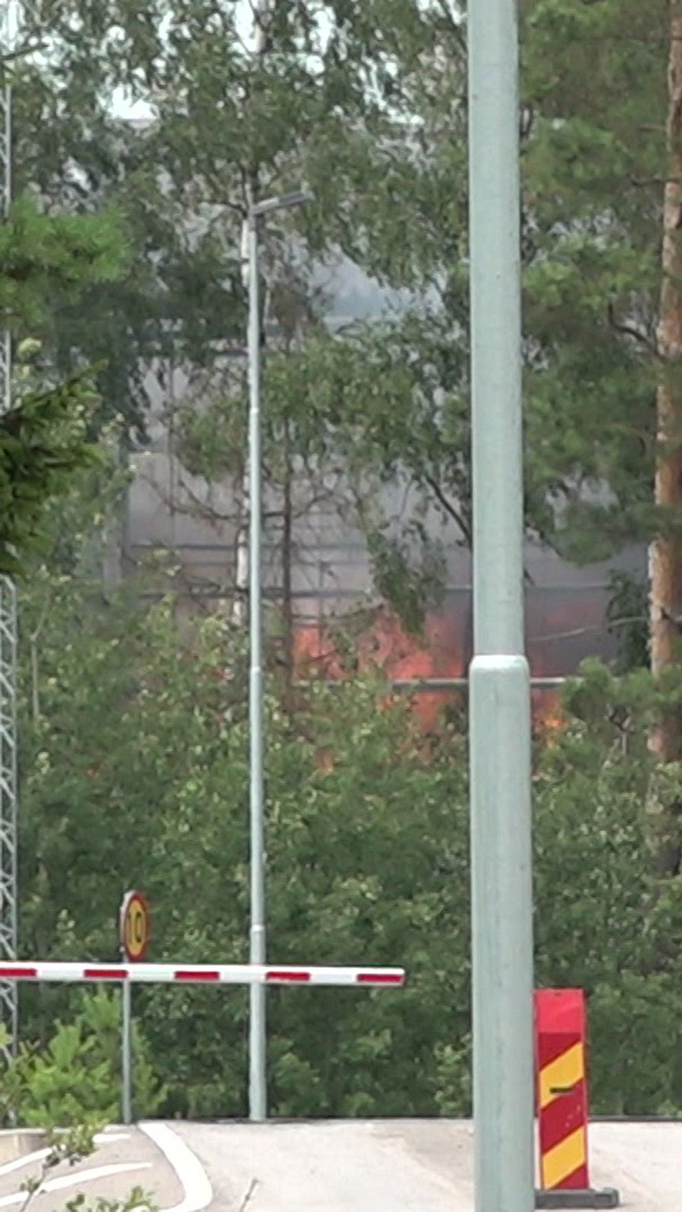 Brandrök stiger vid Moskogens avfallsanläggning utanför Kalmar