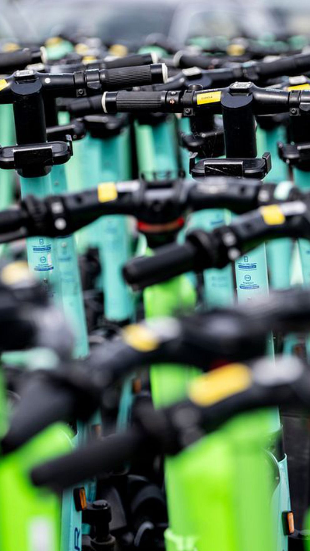 Två politiker med elsparkcyklar i bakgrunden, om regler i Uppsala