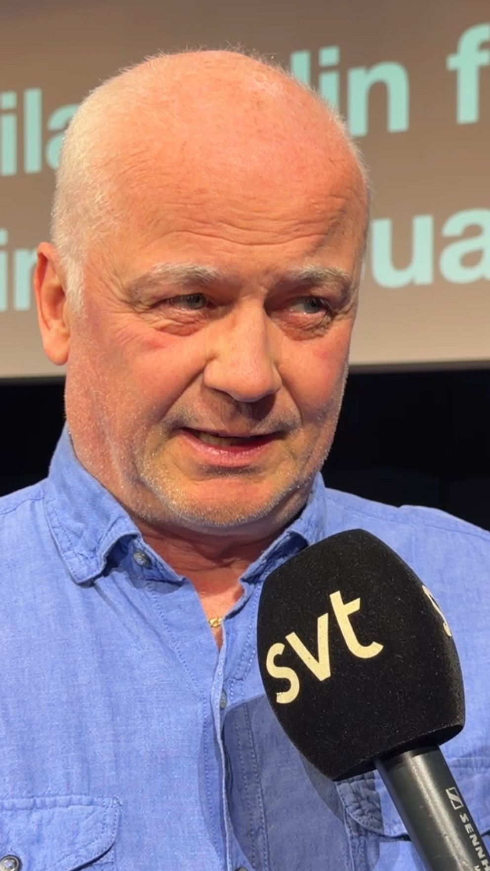 Andreas Rocksén intervjuas med SVT-mikrofon på debattkväll
