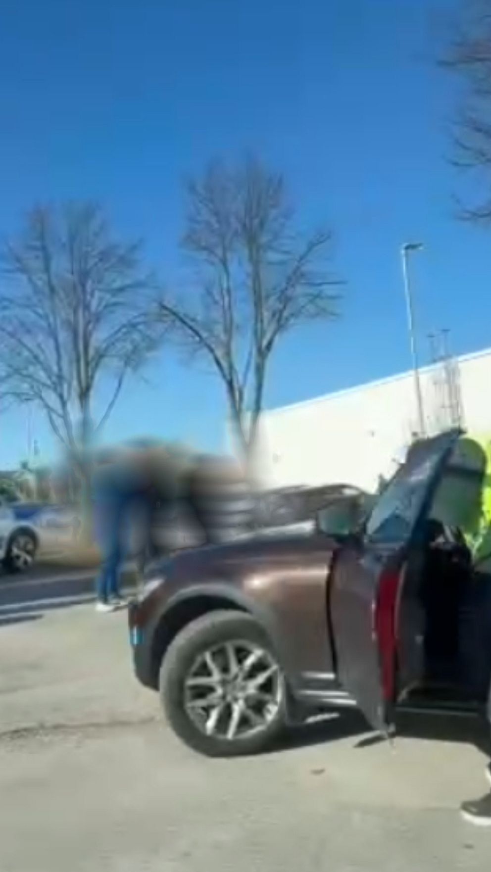 Polis och flera personer utanför moskén i Västervik under ett bråk på fredagen.