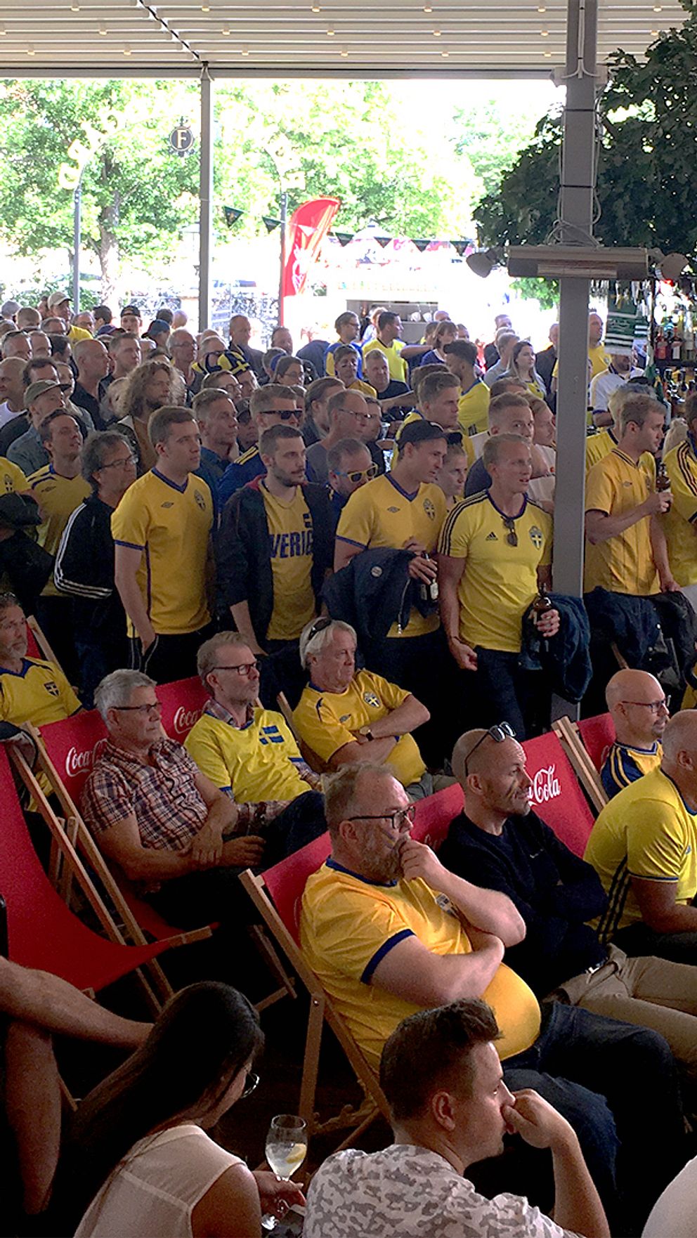 Spända svenska supportrar på Frimis i Örebro följer matchen på storbildsskärm