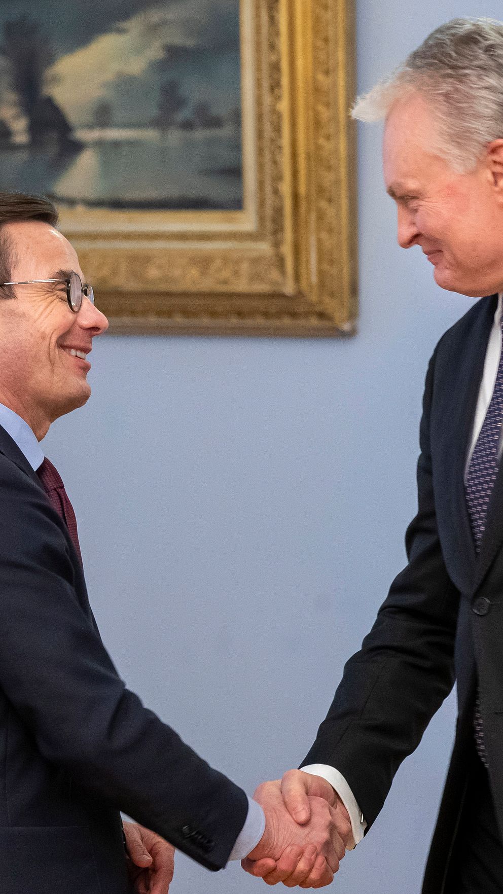 Ulf Kristersson skakar hand med Litauens president Gitanas Nauseda.