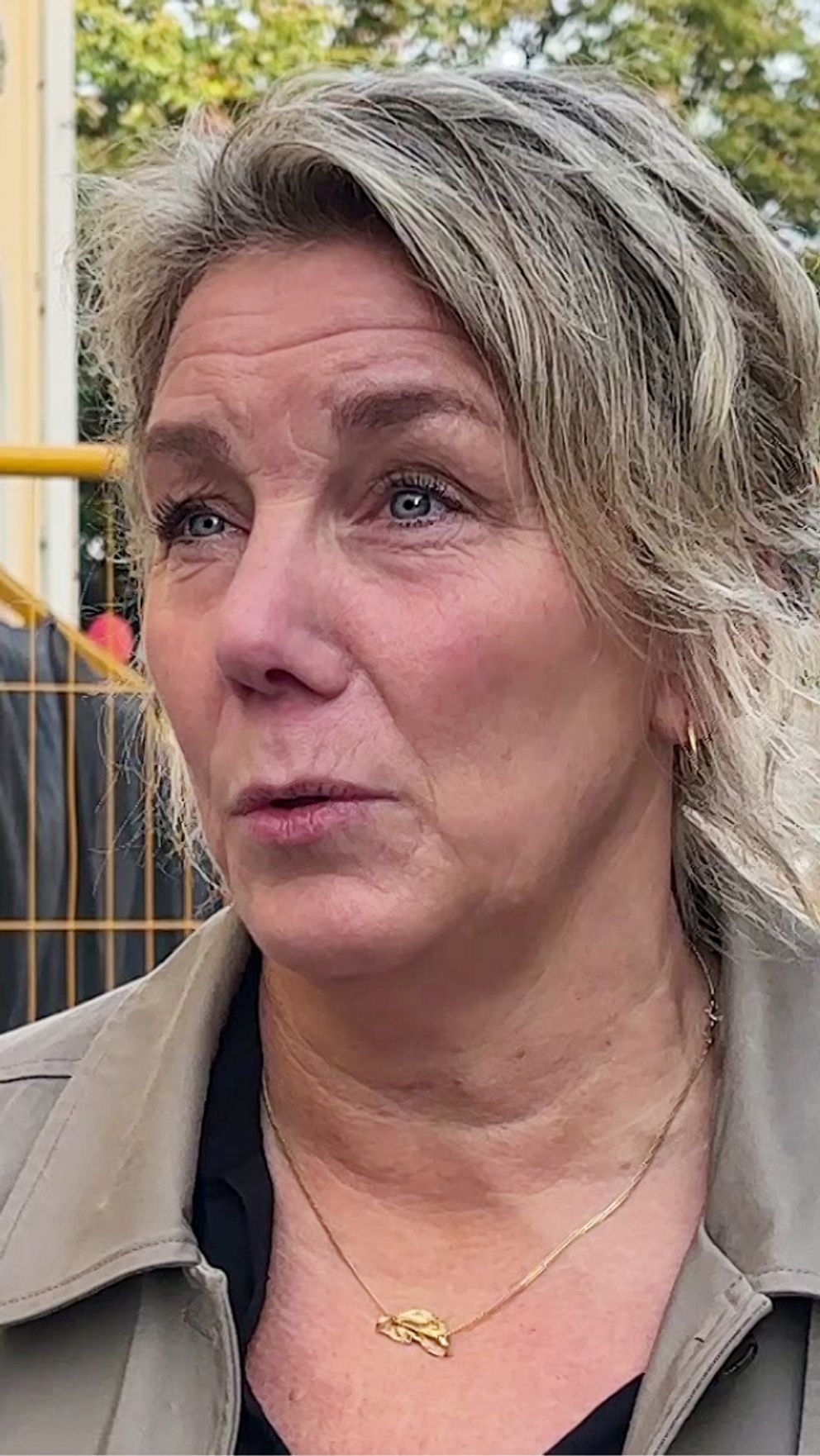 Pia Norstedt utomhus vid byggarbetsplats i Örebro, trafikskylt synlig i bakgrunden.