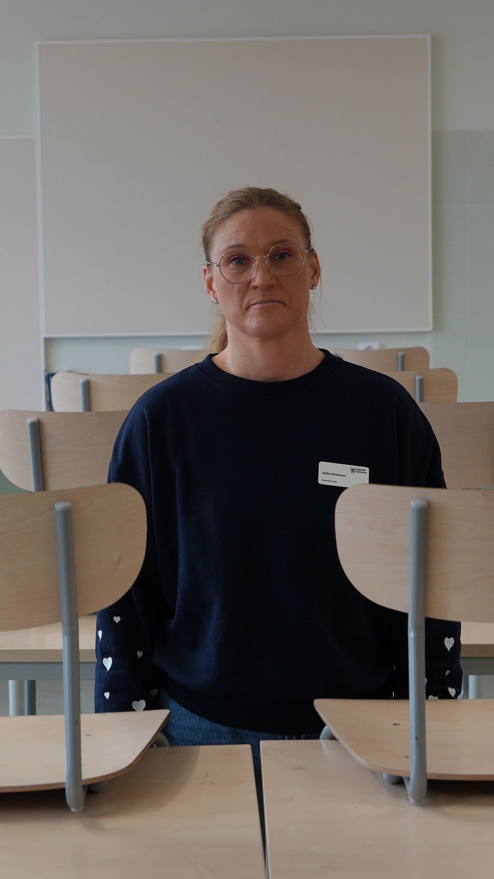 Skyddsombudet Ulrika Kristenson i Rosendals skola bland elevbänkar