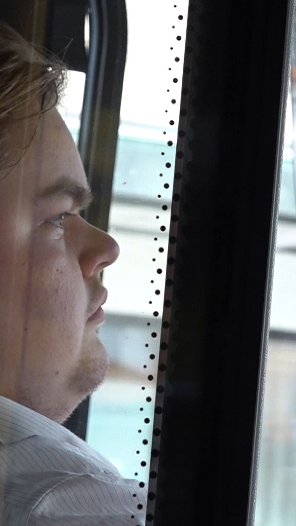 Busschauffören Tobias Karlsson kör buss med öppet fönster i värmen