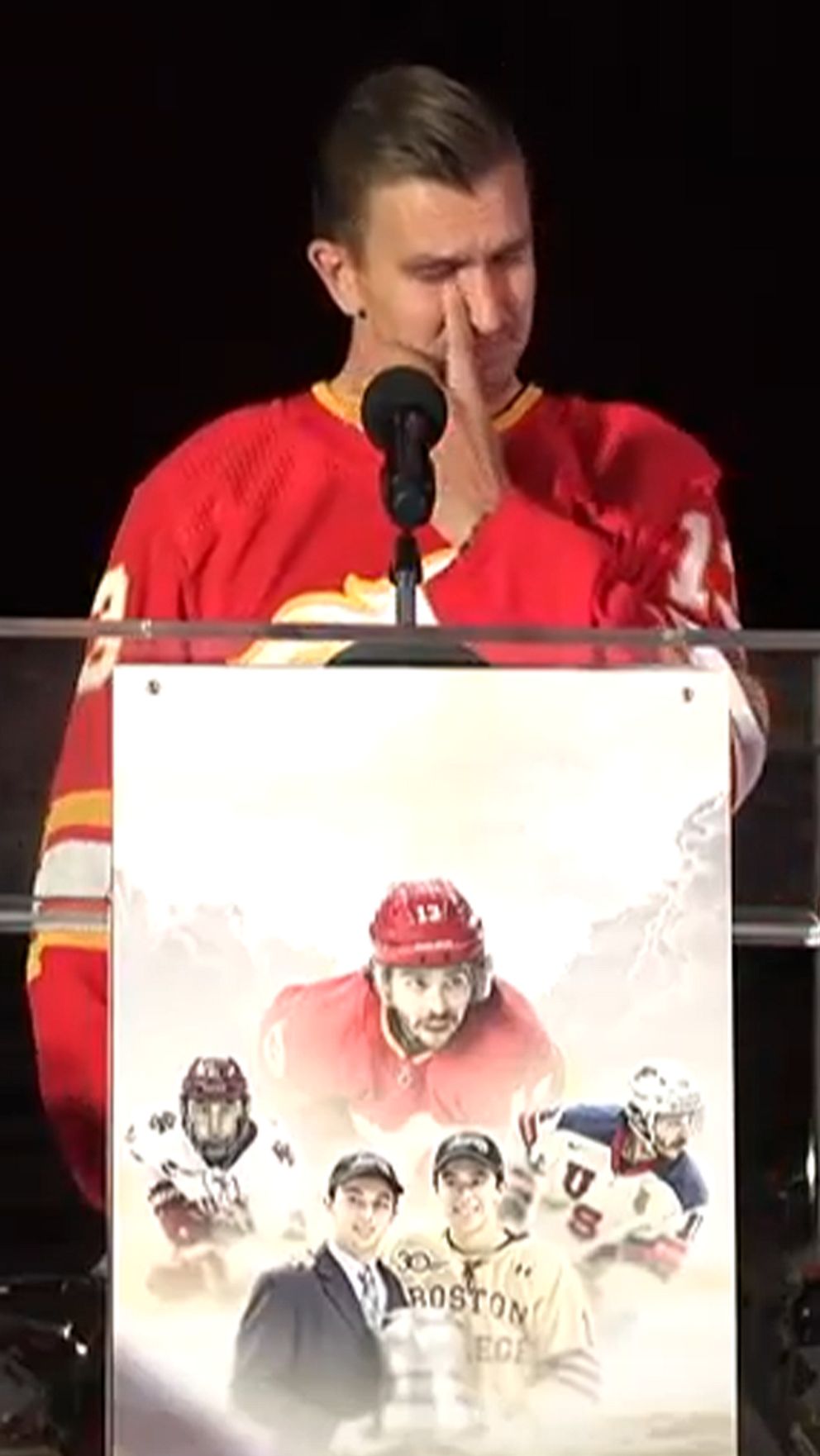 Mikael Backlund i tårar på scen – tog farväl av sin vän Johnny ”Johnny Hockey” Gaudreau