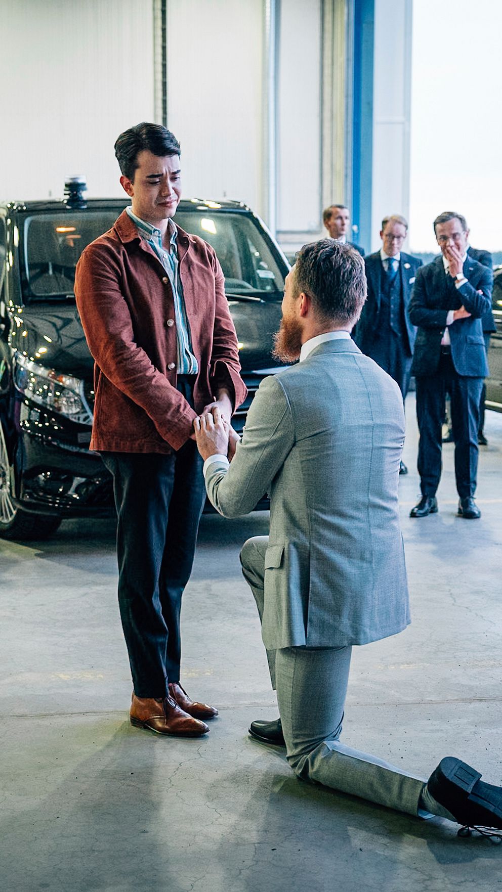 Johan Floderus friar till sin partner Jonathan i en flyghangar efter att ha landat på svensk mark.