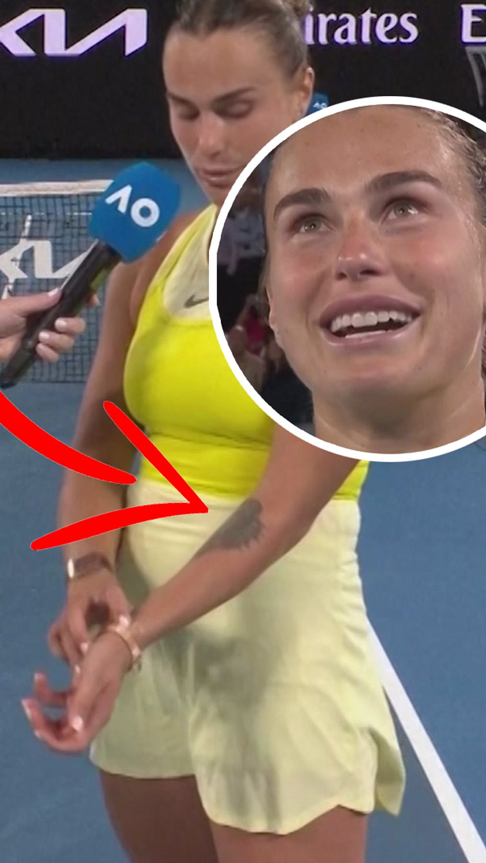 En tennisspelare står på en tennisbana och intervjuas av en reporter. Hon bär en gul sportoutfit och gestikulerar med sin vänstra arm, som har en tatuering. En förstoring av tatueringen visas i ett cirkelformat område.
