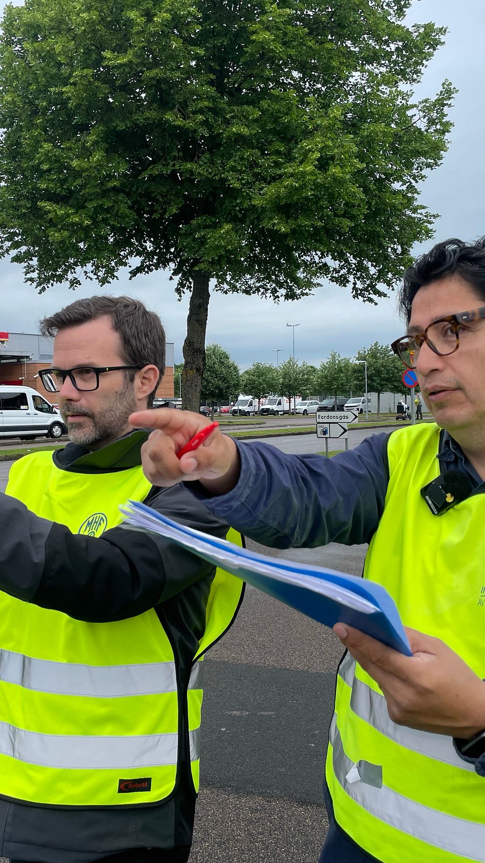 Tommy och Henrik kontrollerar elsparkcyklar i Halmstad