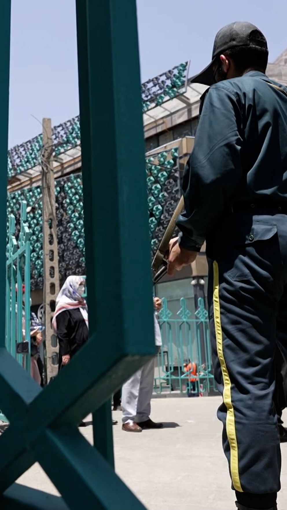 Genrebild från Evinfängelset i Iran. Grön grind och fängelsevakt med automatvapen.