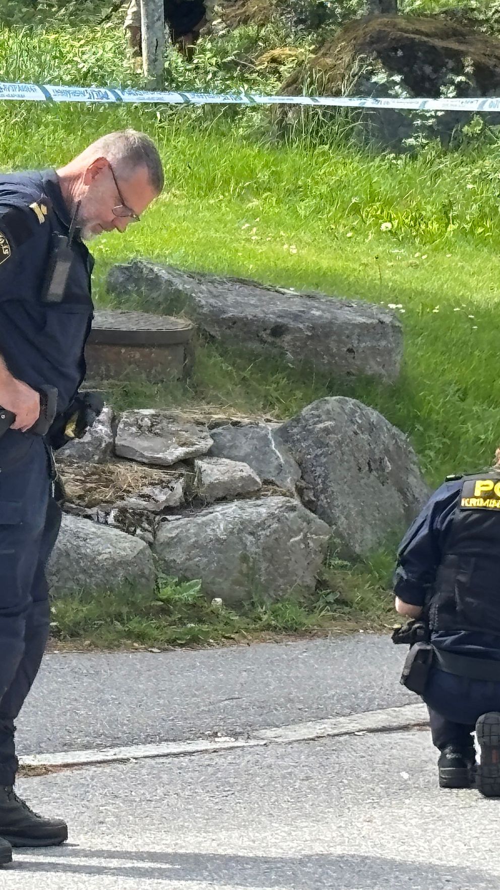 Polisen spärrade av ett större område efter att en man påträffades skadad. Hör SVT:s reporter Kristofer Ström rapportera från den misstänka brottsplatsen. Foto: SVT/Kristofer Ström