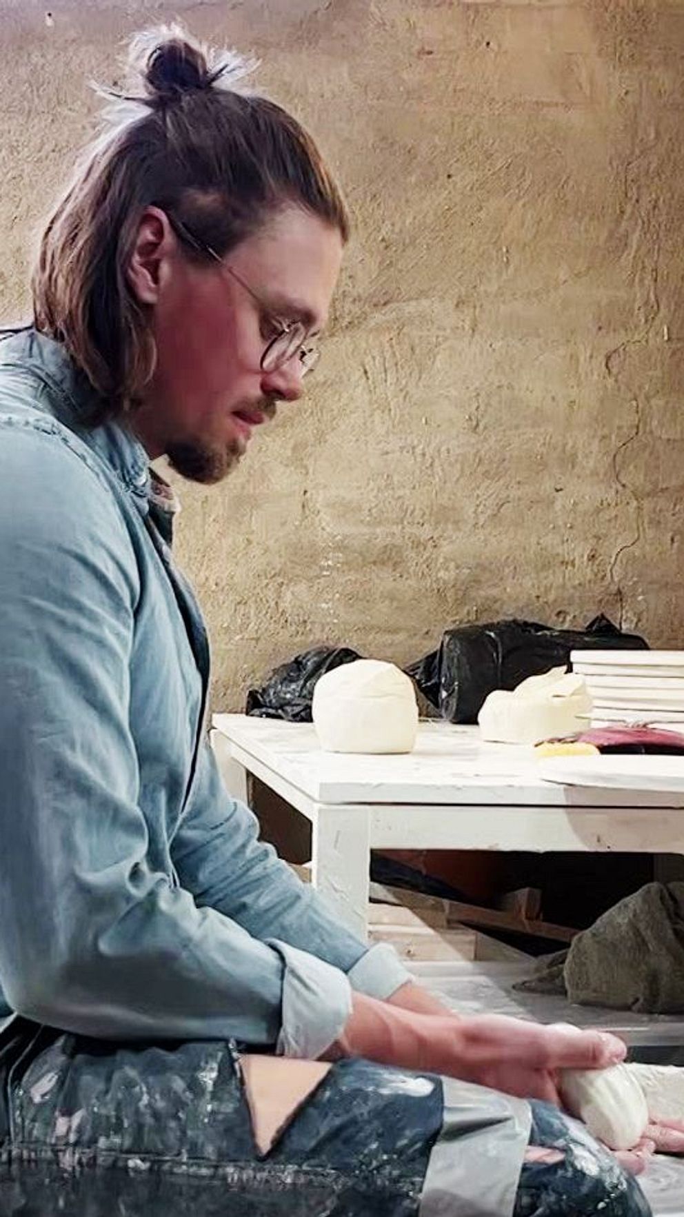 Jesper klipper gräs på dagarna – gör porslin till Michelinkrog på ...