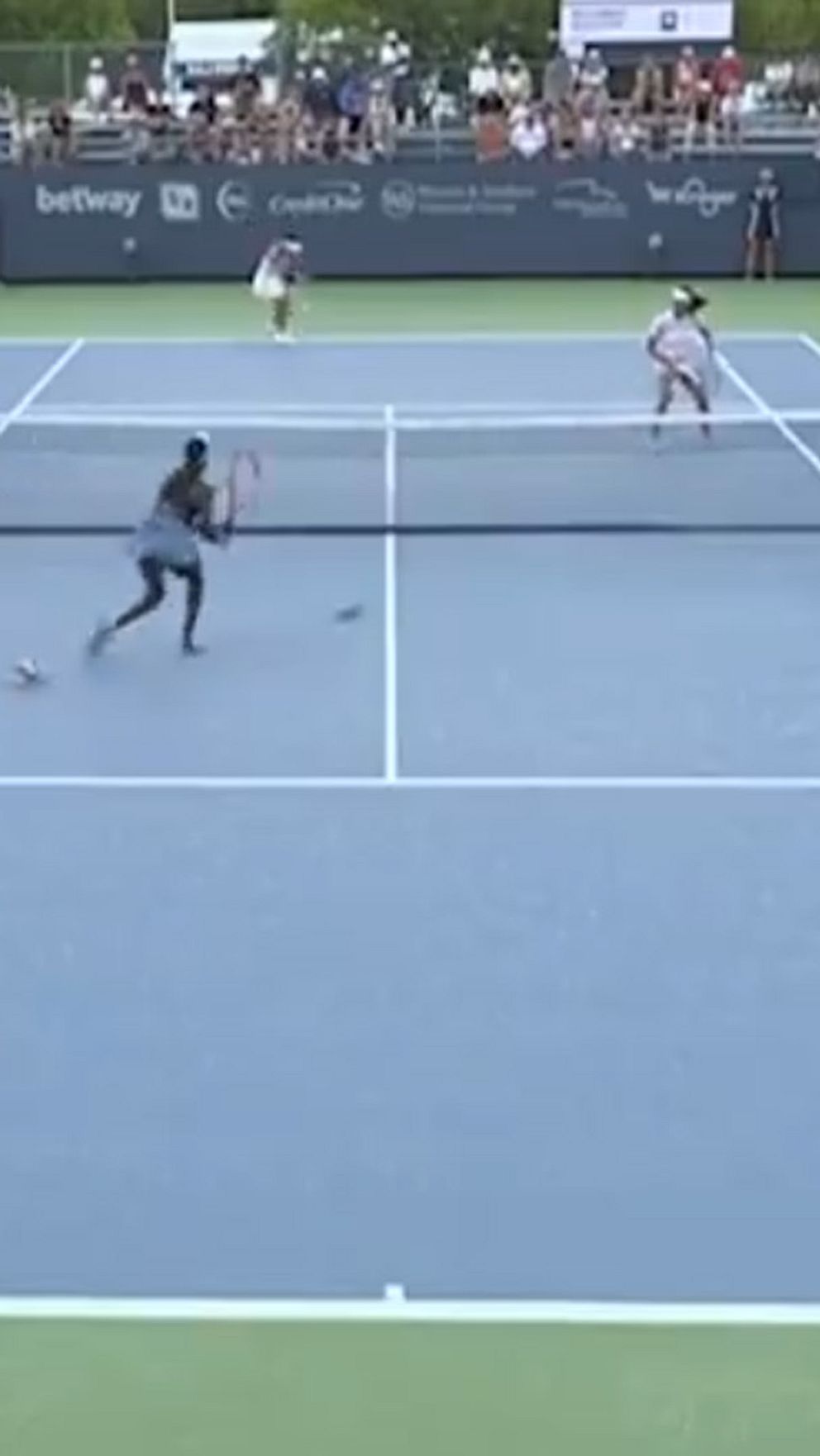 Asia Muhammed tappar sko och strumpa mitt under matchen