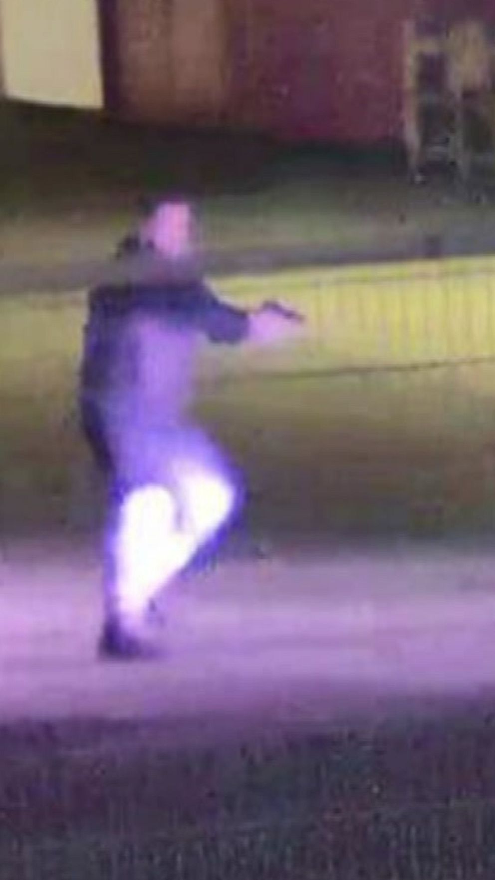 Man riktar ett föremål mot bil i nattmiljö.