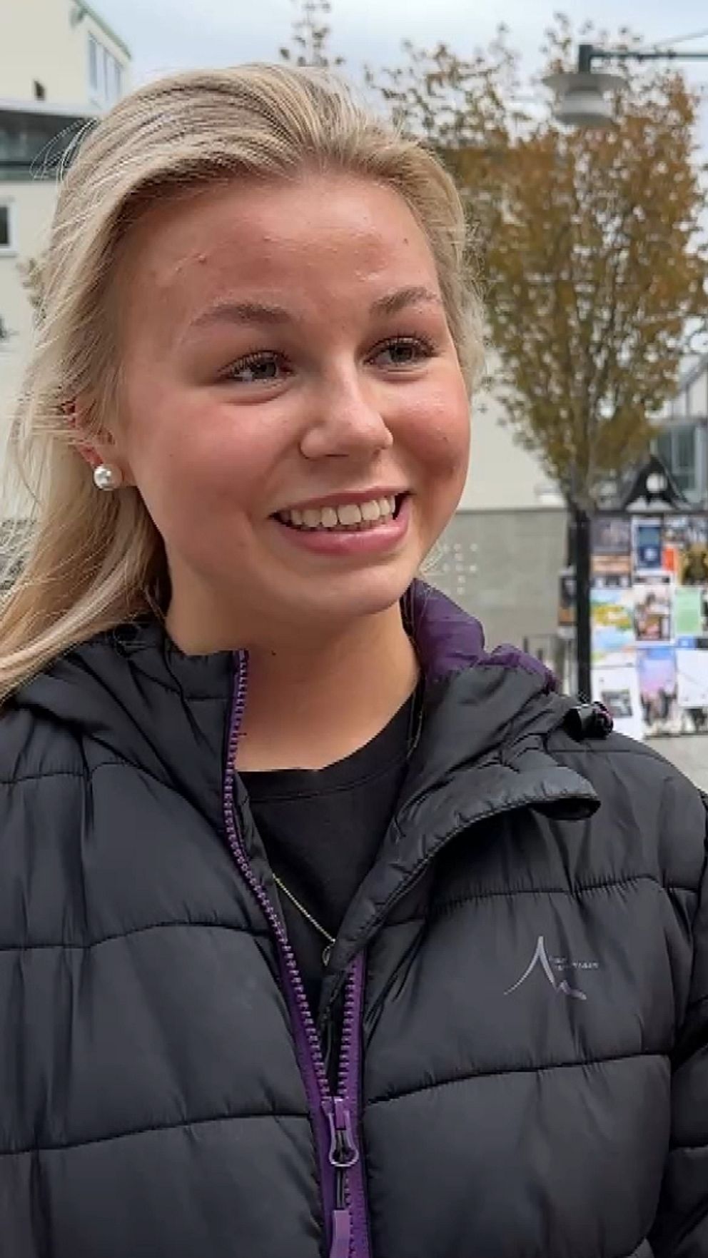 Tredelad bild. Tre personer står utomhus på olika platser i en stadsmiljö.