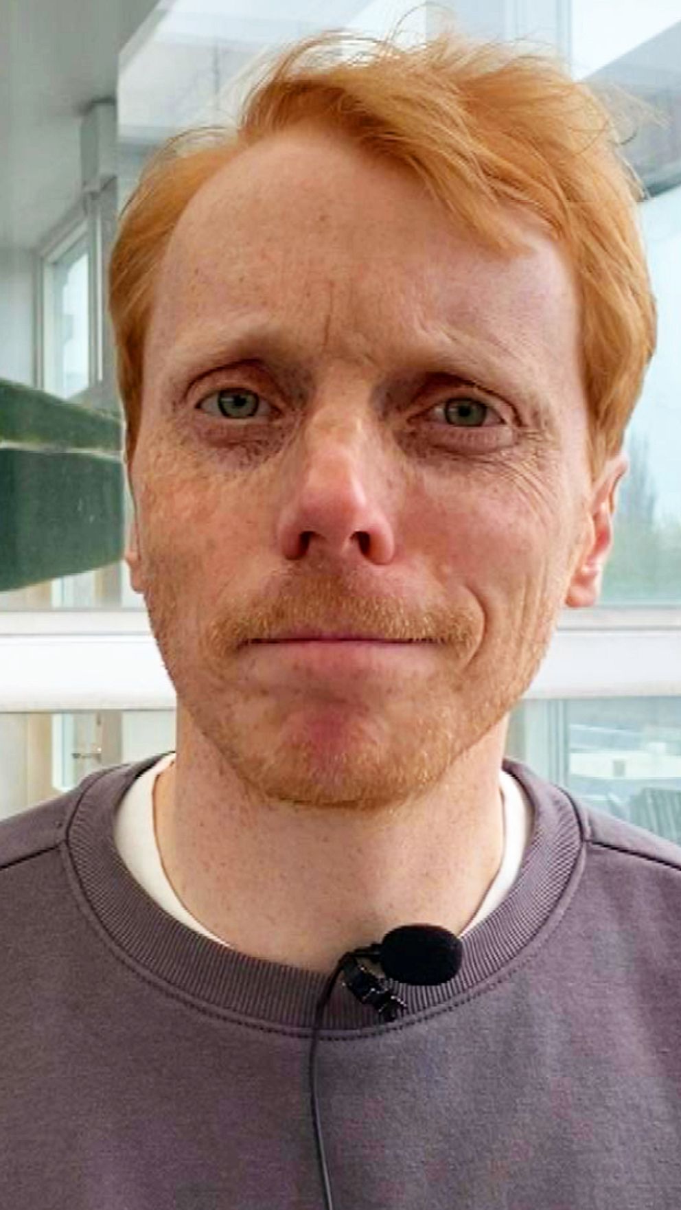 Delad bild. Vänster: En person utomhus. Höger: Färggranna påskliljor.