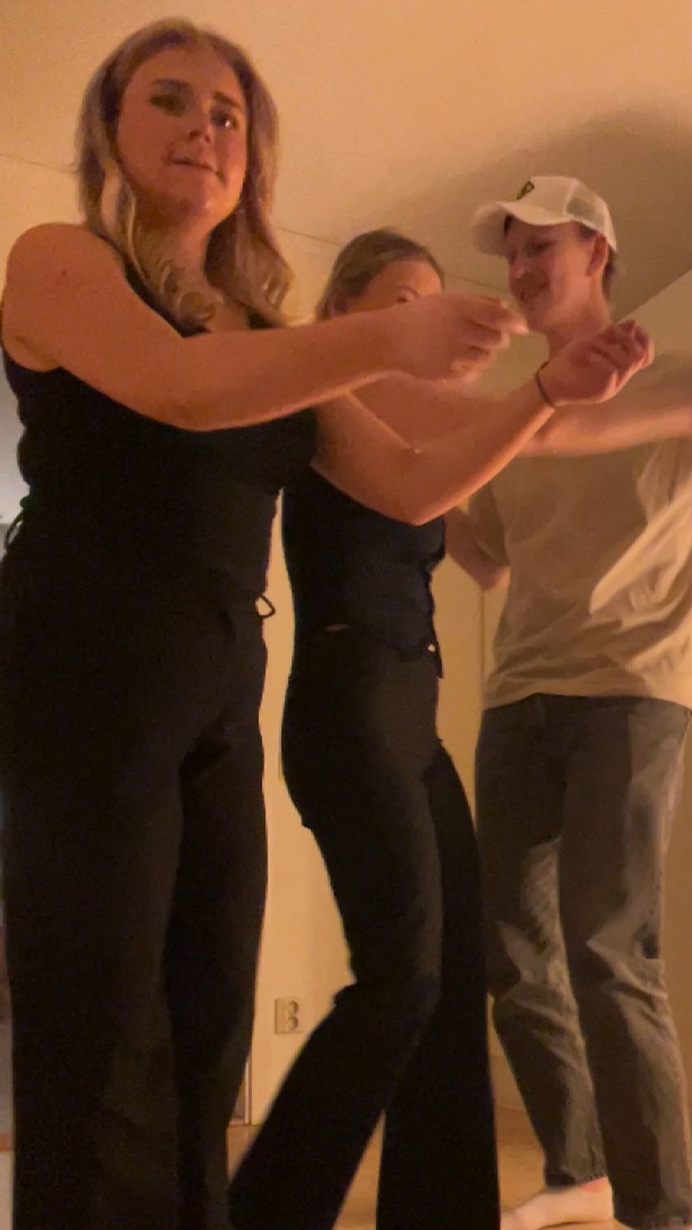 Ett par dansar i bakgrunden och Emma i förgrunden dansar själv