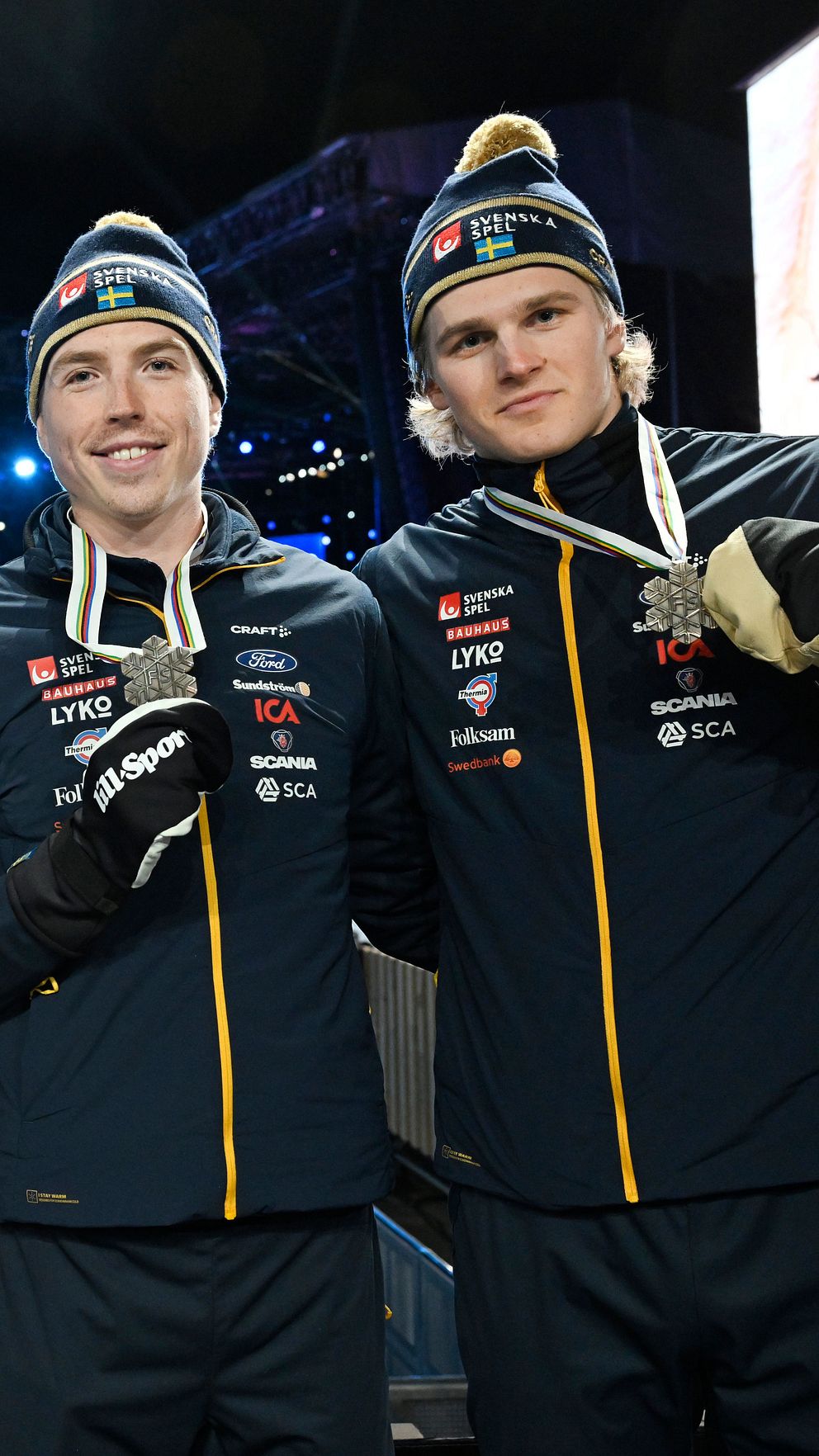 Fyra svenska idrottare i teamkläder visar stolt upp medaljer.