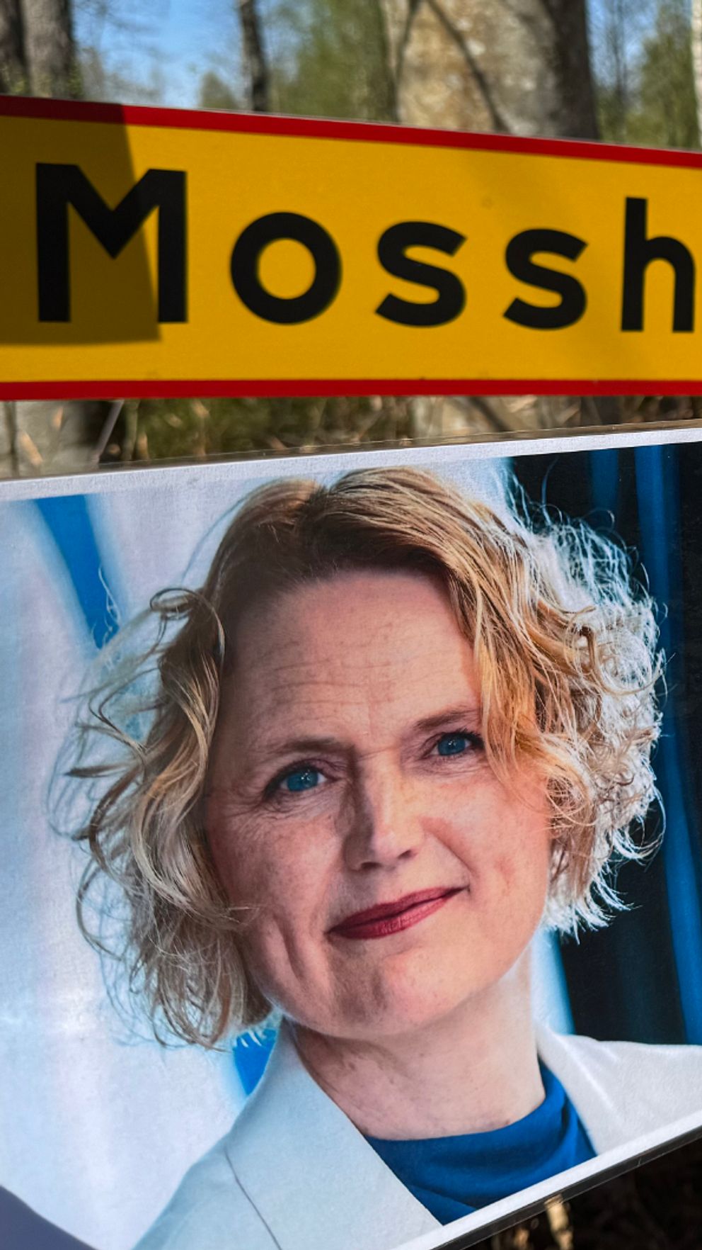 Tvådelad bild: skylt med texten ”Mosshult”, person utomhus och ett porträttfoto på skylt.