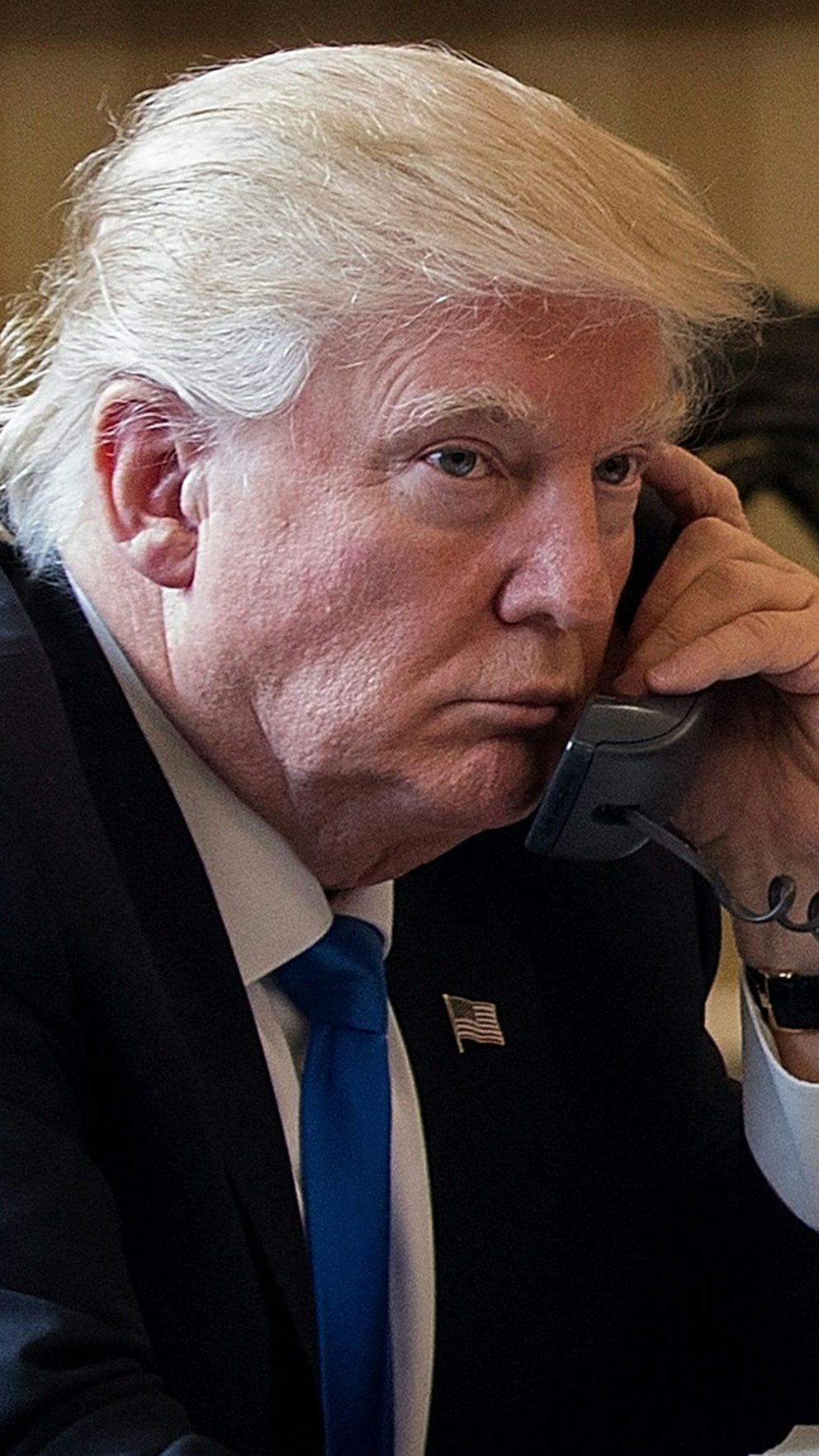 Donald Trump och Vladimir Putin håller i telefoner.
