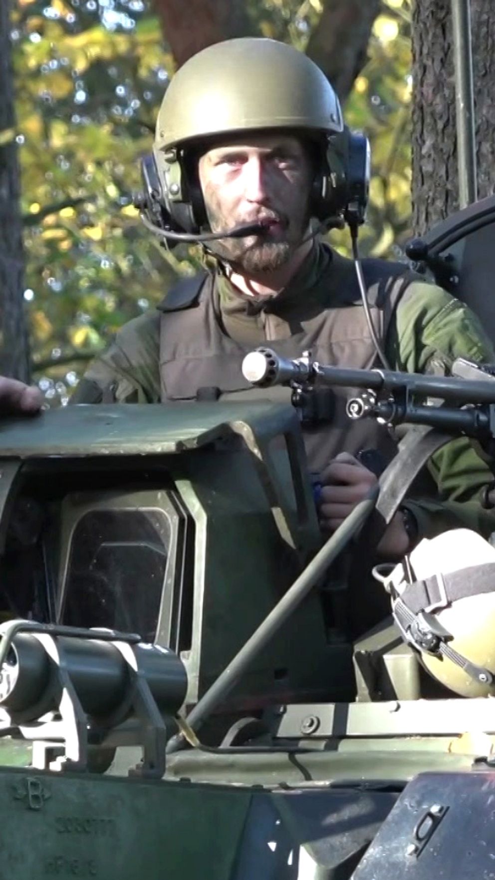 Delad bild. Vänster: Soldat i militärfordon med headset.  Höger: Man med grått hår, glasögon och skjorta.