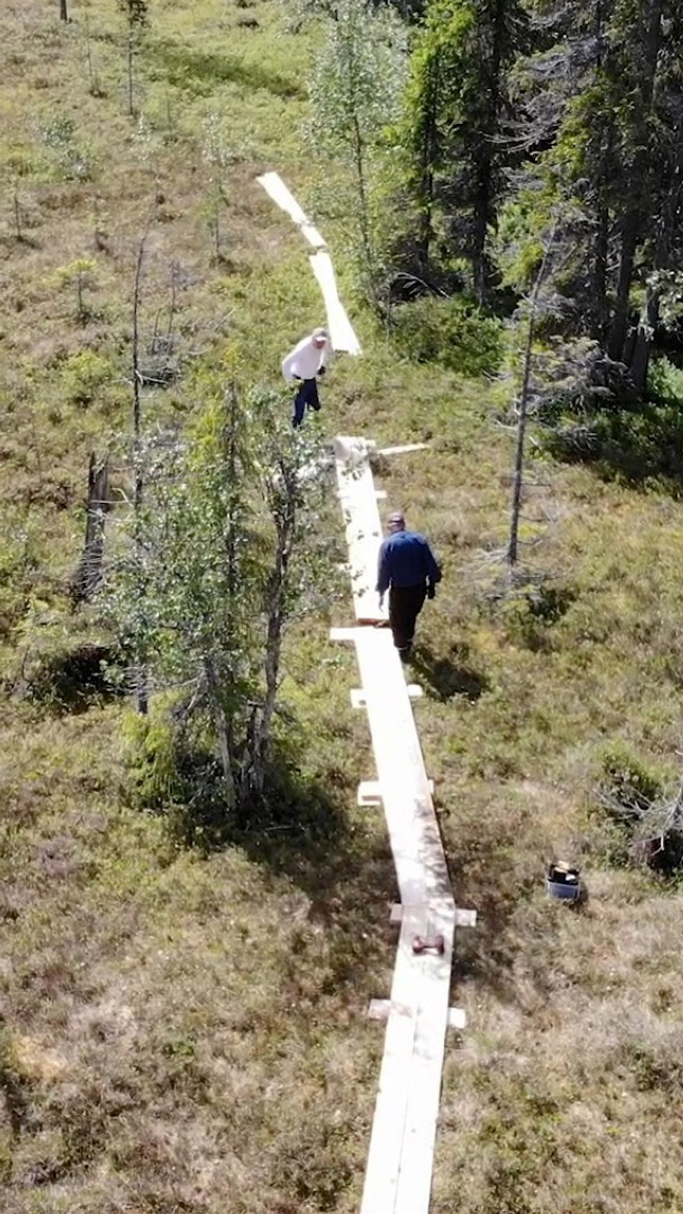 Till vänster en bild på spänger som byggs på ett fjäll, till vänster en kvinna i rosa tröja som springer fjällmaraton
