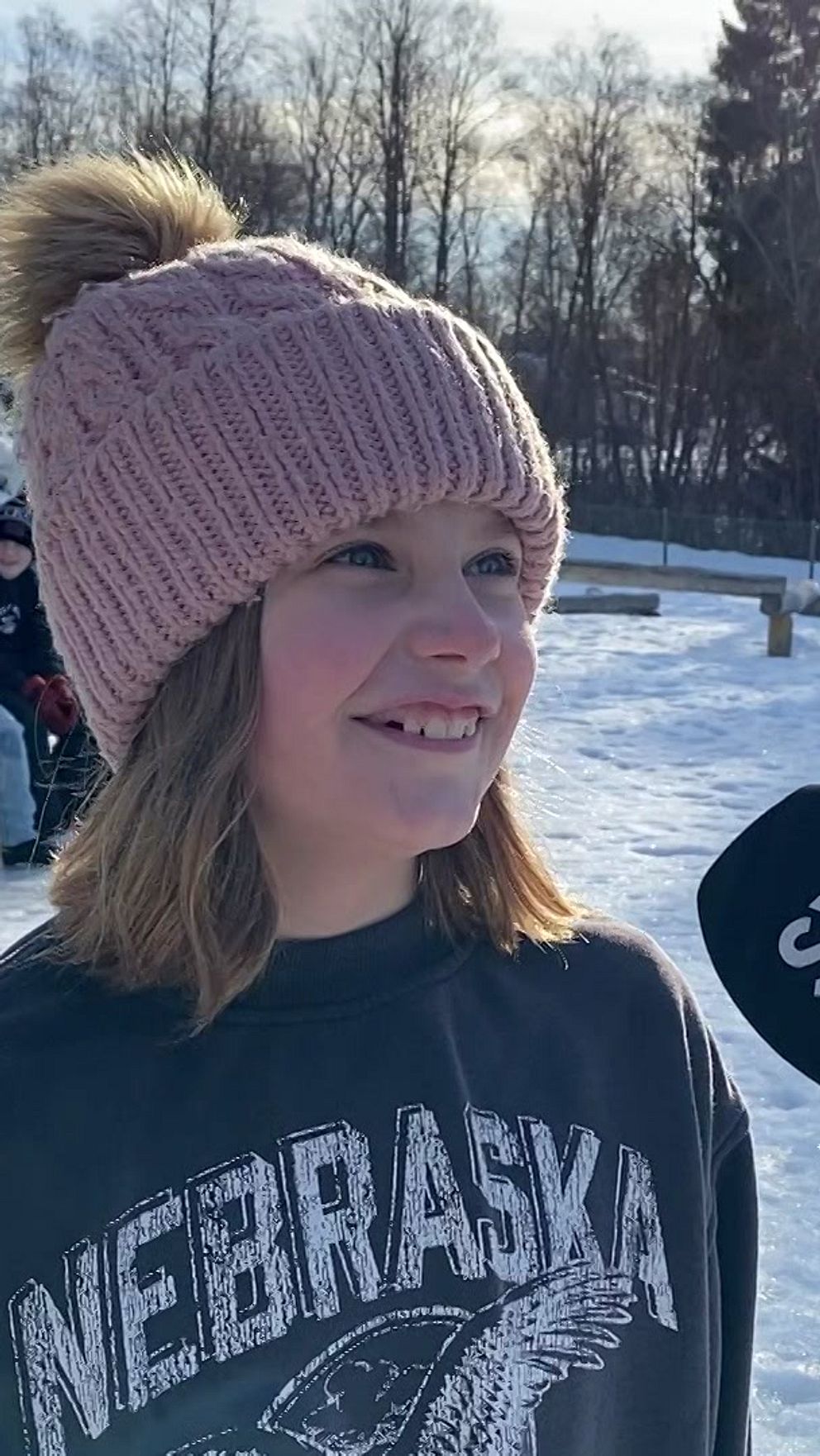 Ett barn till vänster och barn som gungar till höger