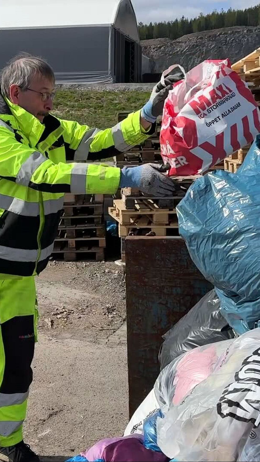 Delad bild. Vänster: person slänger påse på överfull sopstation. Höger: full klädinsamling.