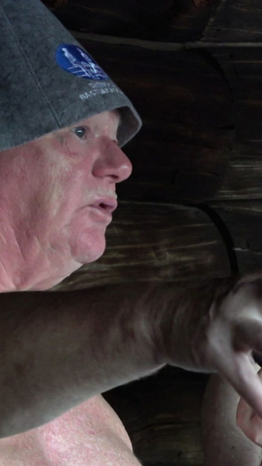 Svante Spolander i bastun till vänster. Till höger en bastu vid Torneälven.